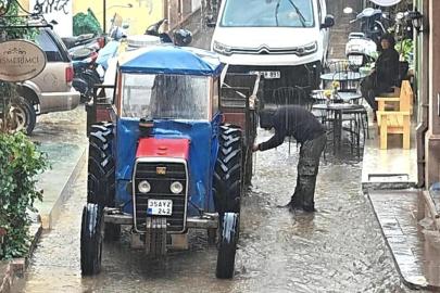 Balıkesir'de sağanak nedeniyle cadde ve sokaklar göle döndü