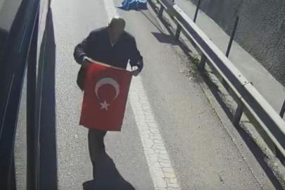 "Bayrak ayak altında olmaz" diyerek otobüsü durdurdu