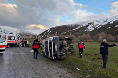 Bitlis'te minibüsün devrilmesi sonucu 11 kişi yaralandı