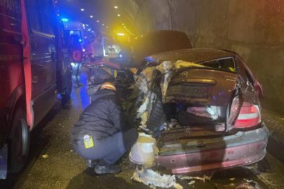 Bolu Dağı Tüneli'nde tır, arızalanan otomobile çarptı: 5 yaralı