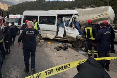 Burdur'da işçileri taşıyan minibüs ile tır çarpıştı: 7 ölü, 3 yaralı