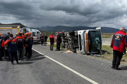 Diyarbakır Bingöl kara yolunda midibüs devrildi: Yaralılar var