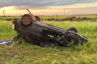 Diyarbakır'da içinde 10 kişinin bulunduğu otomobil takla attı