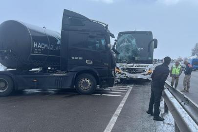 Erzurum'da 2 otobüs ile 2 tırın karıştığı kazada 5 kişi yaralandı
