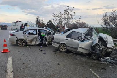 Eskişehir'de iki otomobil çarpıştı: 4 ölü, 2 kişi yaralı