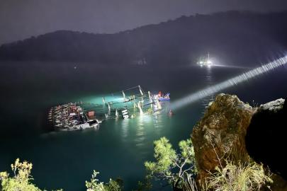Fethiye'de karaya sürüklenen tekne battı, 1 kişi aranıyor