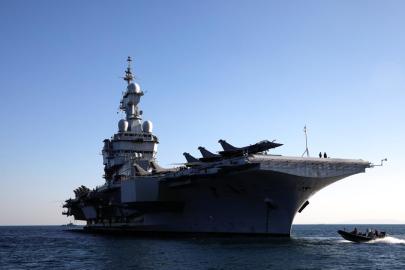 Fransız donanmasına ait uçak gemisi Charles de Gaulle Girit'teki Suda Üssü'nde
