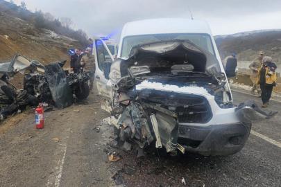 Gümüşhane'de servis minibüsüyle otomobil çarpıştı: 1 ölü, 9 yaralı
