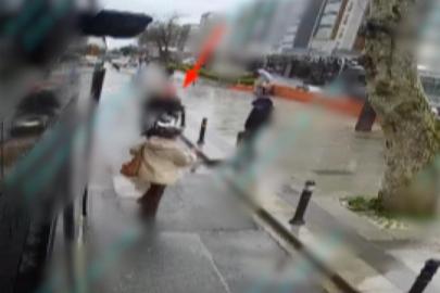 İETT otobüsünden inen yolcuya motosiklet çarptı