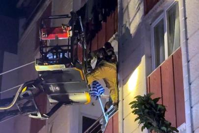 İstanbul'da 4 katlı binada yangın paniği: Mahsur kalanlar böyle kurtarıldı