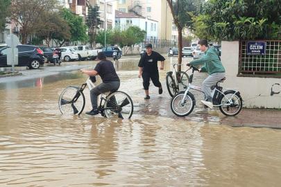 İzmir Ödemiş'te sağanak hayatı olumsuz etkiledi