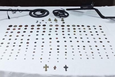 İzmir'de tarihi eser niteliğinde 203 obje ele geçirildi