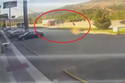Kamyondan kopan tekerin mağazaya daldığı anlar kamerada