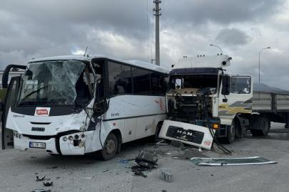 Karaman'da işçi servisi ile tır çarpıştı, 12 kişi yaralandı