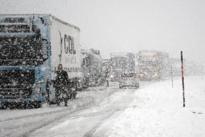KarsErzurum kara yolunda ulaşım kontrollü sağlanıyor
