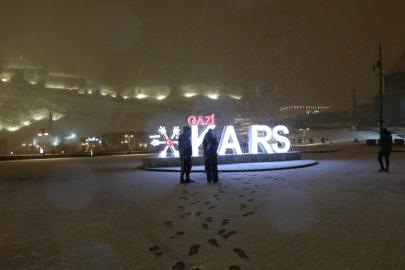 Kars'ta baharda yağan kar kenti beyaza bürüdü