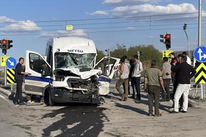 Kayseri'de kamyon ile işçi servisi çarpıştı