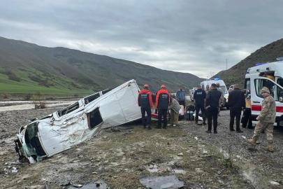 Kontrolden çıkan minibüs dere yatağına devrildi: 16 yaralı