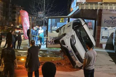Makas atan sürücü 5 araca çarpıp takla attı