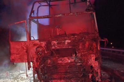 Motor kısmında başlayan yangın tırı küle çevirdi