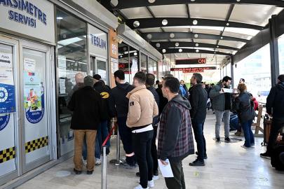 Plaka basım atölyeleri önünde kuyruk oluştu