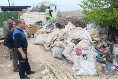 Reyhanlı'da bir evden 6 kamyon çöp çıkarıldı