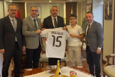 Rizeli Safa Cumhurbaşkanı Erdoğan'dan istediği imzalı Arda Güler formasına kavuştu