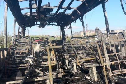 Seyir halindeyken yanan midibüs demir yığınına döndü
