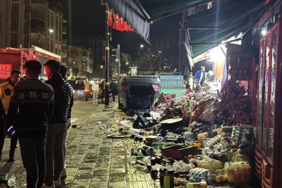 Sivas'ta devrilen otomobil 2 iş yerine çarparak hasara neden oldu