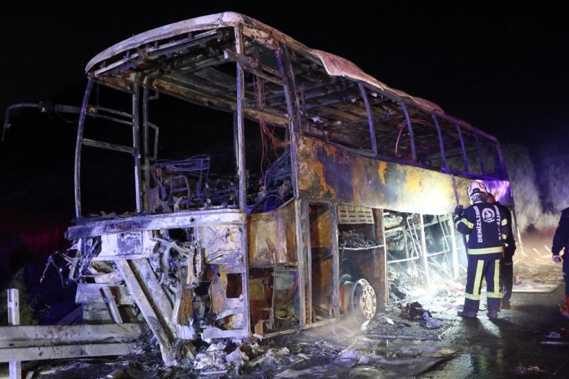 Bariyere çarpan yolcu otobüsü alev aldı: 7 ölü 30 yaralı