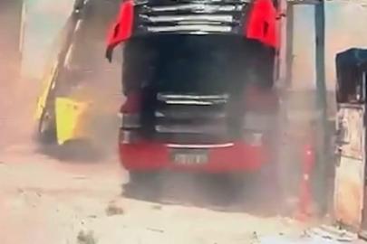 Beylikdüzü'nde freni arızalanan İETT otobüsü tıra çarptı