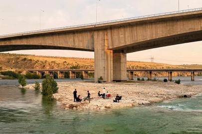 Fırat Nehrinde su yükseldi: Piknikçiler adacıkta mahsur kaldı
