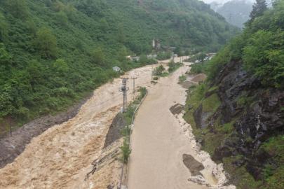 Giresun'da dere taştı, yol ulaşıma kapatıldı