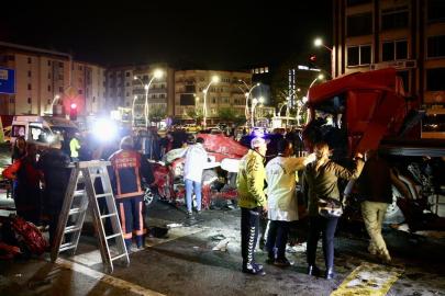 Giresun'da tırın iki otomobile çarptığı kazada 5 kişi öldü