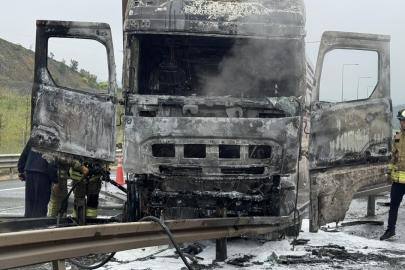 İstanbul'da bariyerlere çarpan tır yandı