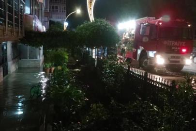 Kocaeli'yi sağanak vurdu: Ev ve iş yerleri su ile doldu