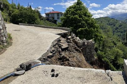 Rize'de istinat duvarı yıkıldı, mahalle ulaşıma kapandı