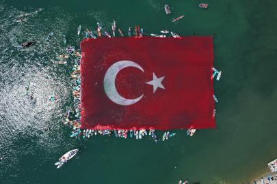Sapanca Gölü'nde 1923 metrekarelik Türk bayrağı