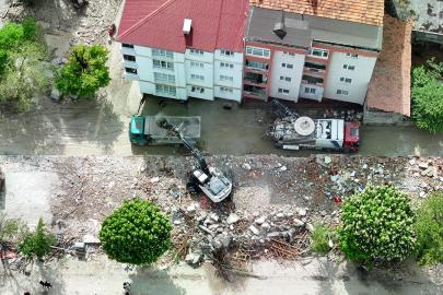 Selde kepçesiyle 30dan fazla kişiyi kurtardı