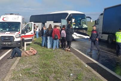 Yağmurda kaygan yolda tur otobüsü savruldu: 16 yaralı
