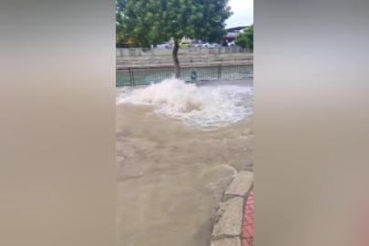 Adana'da su borusu patladı, cadde göle döndü