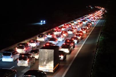 İstanbula dönüş yolunda trafik durma noktasına geldi