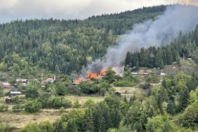 Kastamonu'da köy yangını. Alevler dört eve sıçradı, müdahale sürüyor