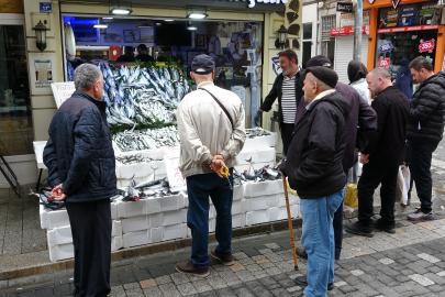 900 gram 50 lira, denizden fışkırdı. Tezgah önünde kuyruk oldu, yirmişer tane alıyorlar