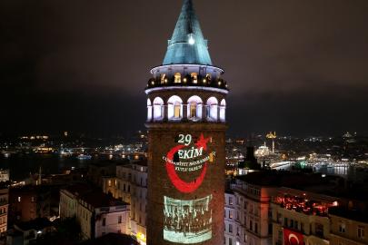 Cumhuriyet'in 103 yıllık ışığı Galata Kulesi'ni aydınlattı