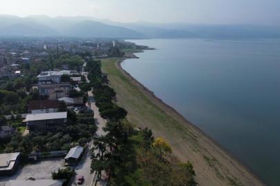 Kuvvetli yağışlar bile çare olmadı. İznik Gölü çekilmeye devam ediyor